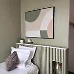 Le Lion Dor Hotel De Charme Et Centre Ville De Bernay 2*