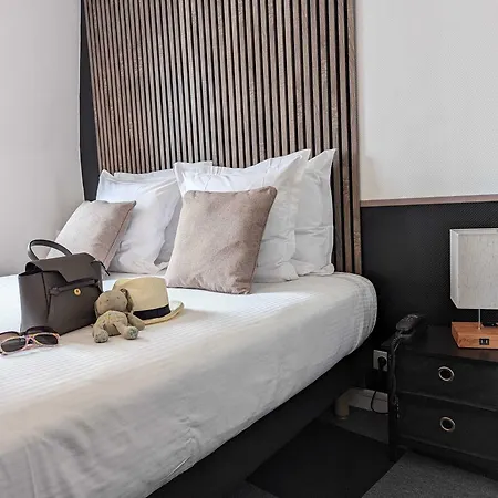 Le Lion Dor Hotel De Charme Et Centre Ville De Bernay Hotel 2*