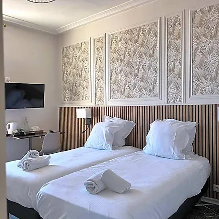 Le Lion Dor Hotel De Charme Et Centre Ville De Bernay 2*