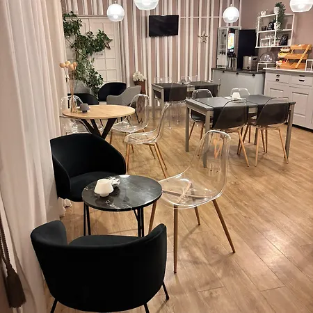 Hotel Le Lion Dor Hotel De Charme Et Centre Ville De Bernay 2*