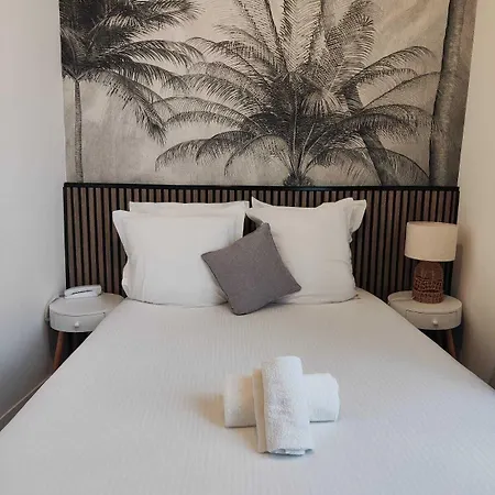 Le Lion Dor Hotel De Charme Et Centre Ville De Bernay Hotel 2*