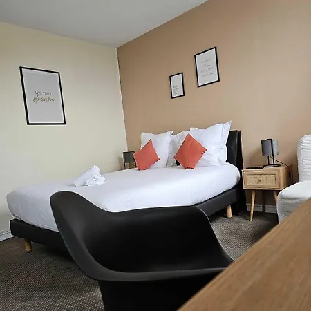 Le Lion Dor Hotel De Charme Et Centre Ville De Bernay 2*