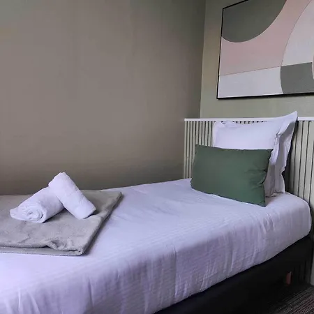 Hotel Le Lion Dor Hotel De Charme Et Centre Ville De Bernay 2*